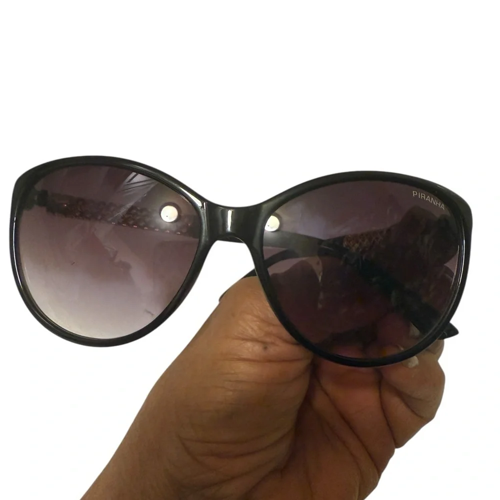 PIRANHA Chic Black Sunglasses with gorgeous gold Temple_6